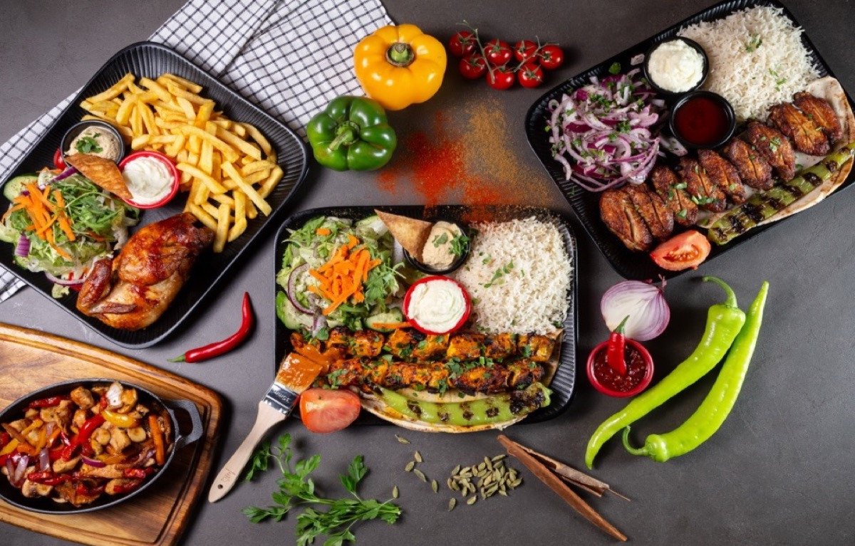 Grill Platten – Halal gegrilltes Hähnchen mit Reis und Salat, Berlin Schöneberg